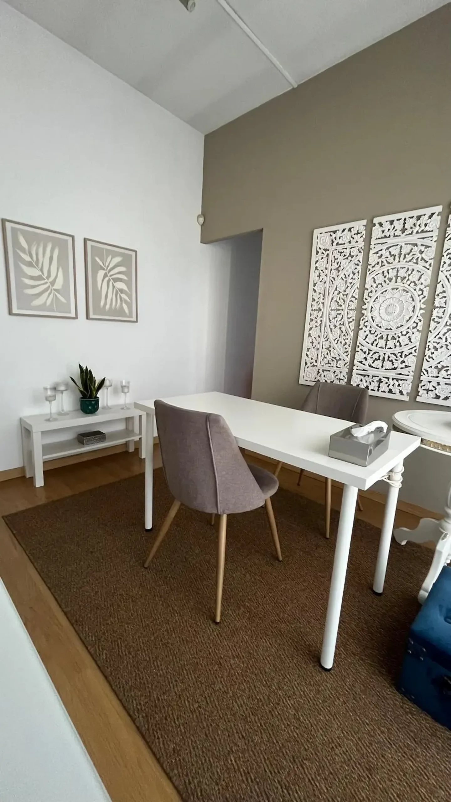 Sala de terapia com maca e iluminação quente