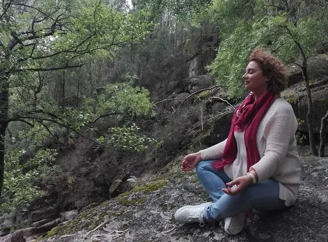 Mulher em meditação na natureza